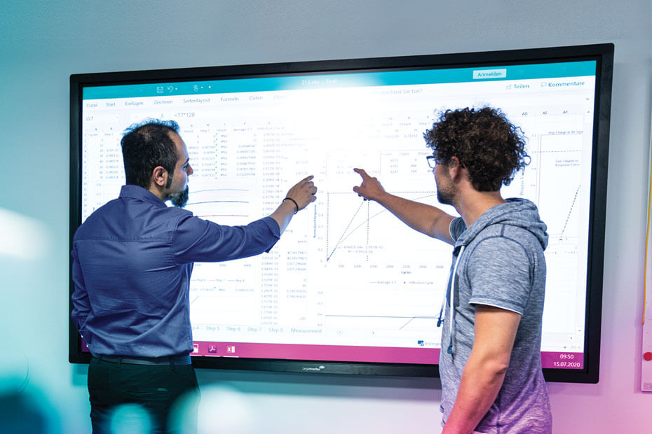 Employees of DIALUNOX who are analyzing the measurements